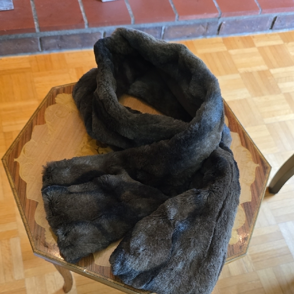 Luxurious Brown Vintage Faux Fur Keyhole Scarf​​